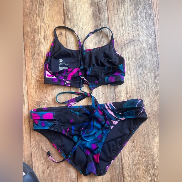 2 piece womens swimsuit- top size S & bottoms size L - Picture 4 of 6